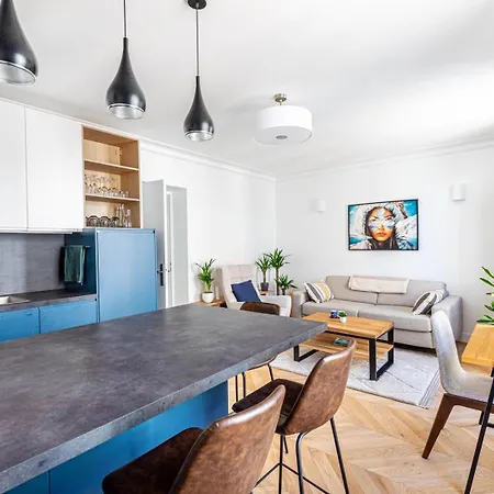 Cosy Retreat Near Attractions Apartment *